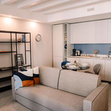 Elegant Beige Apartment - 5 Minutes From The Lake Como Exterior foto