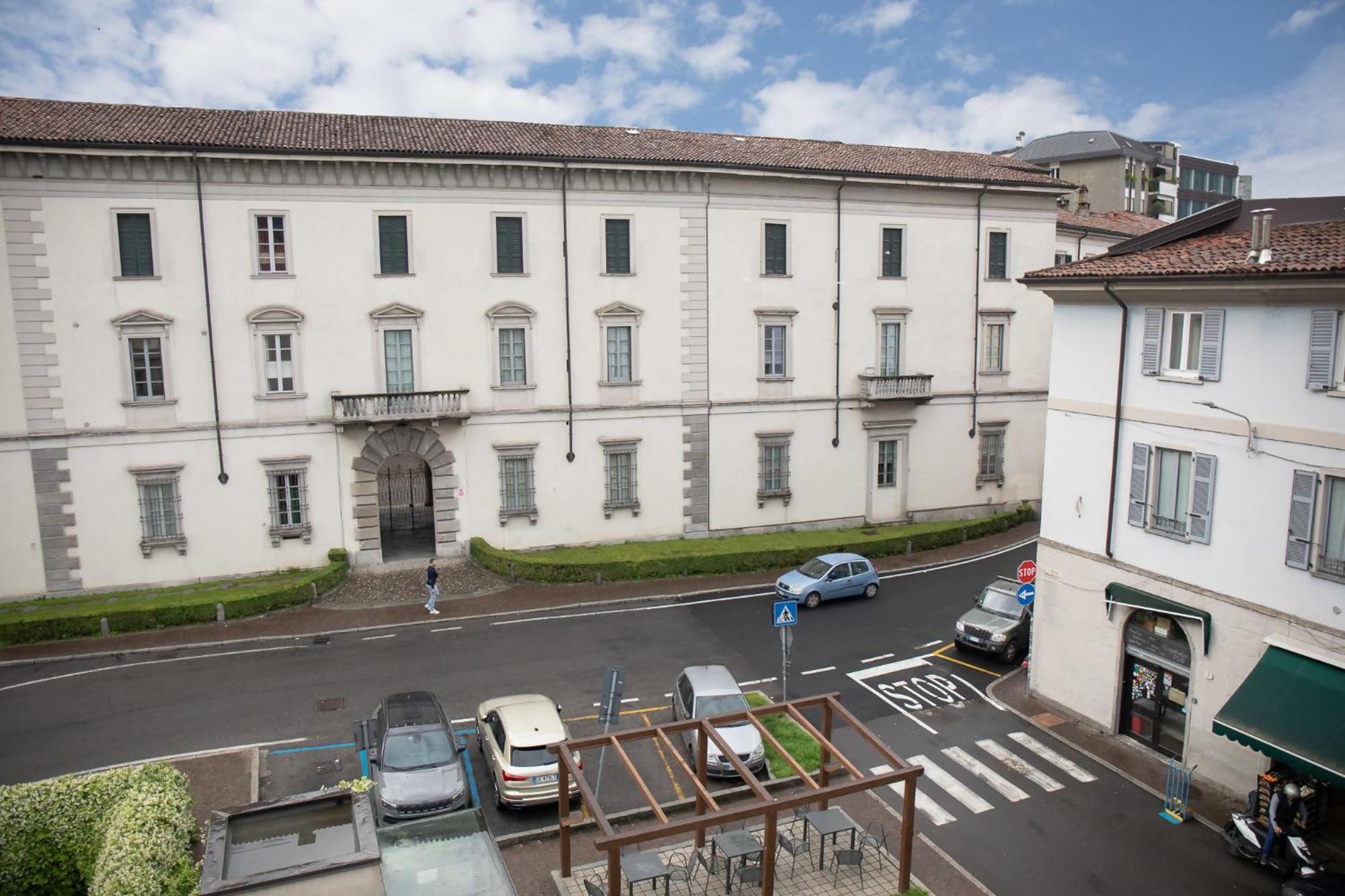 Elegant Beige Apartment - 5 Minutes From The Lake Como Exterior foto